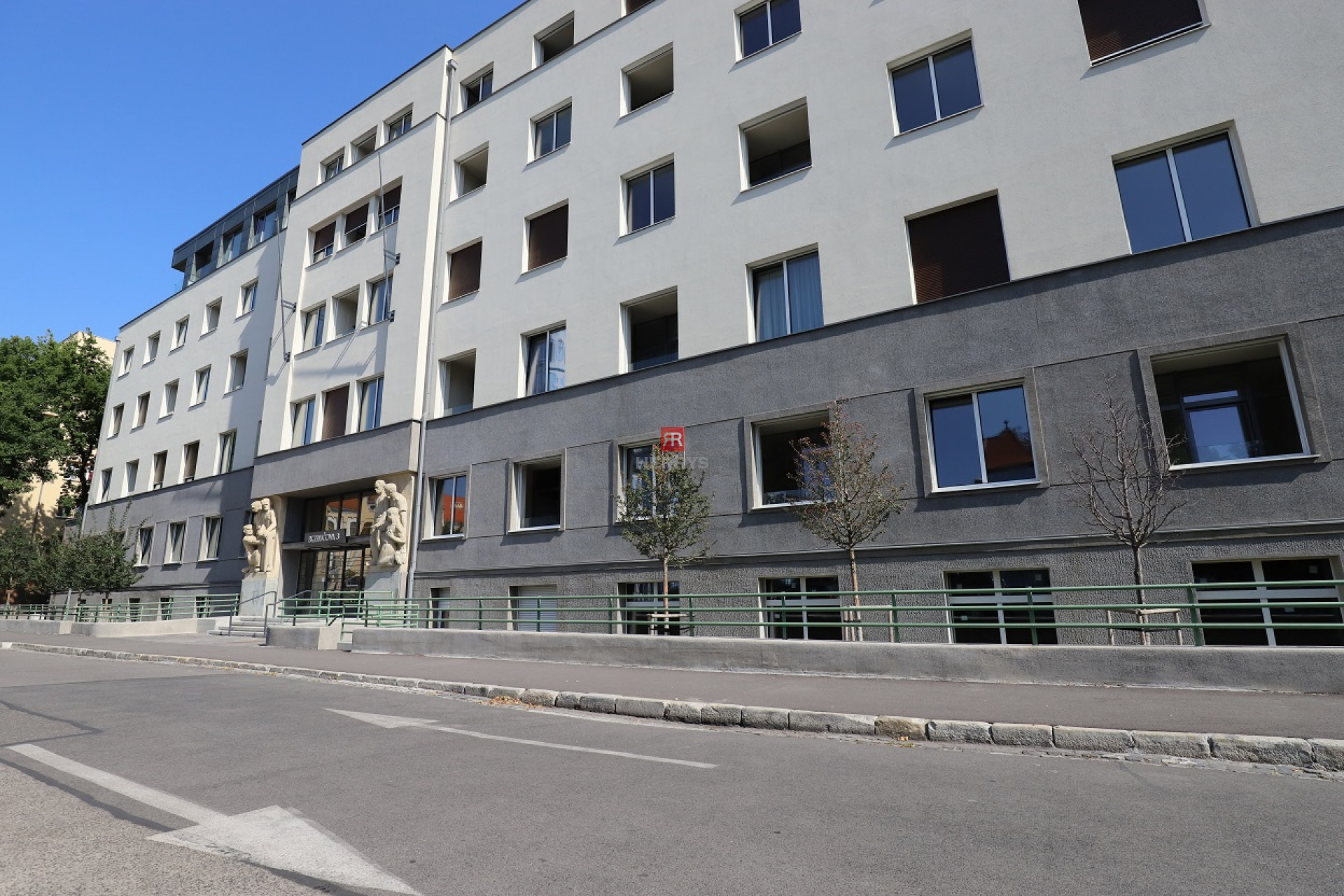 HERRYS - Na prenájom garážové státie s elektro nabíjačkou v projekte Bezručova Residence