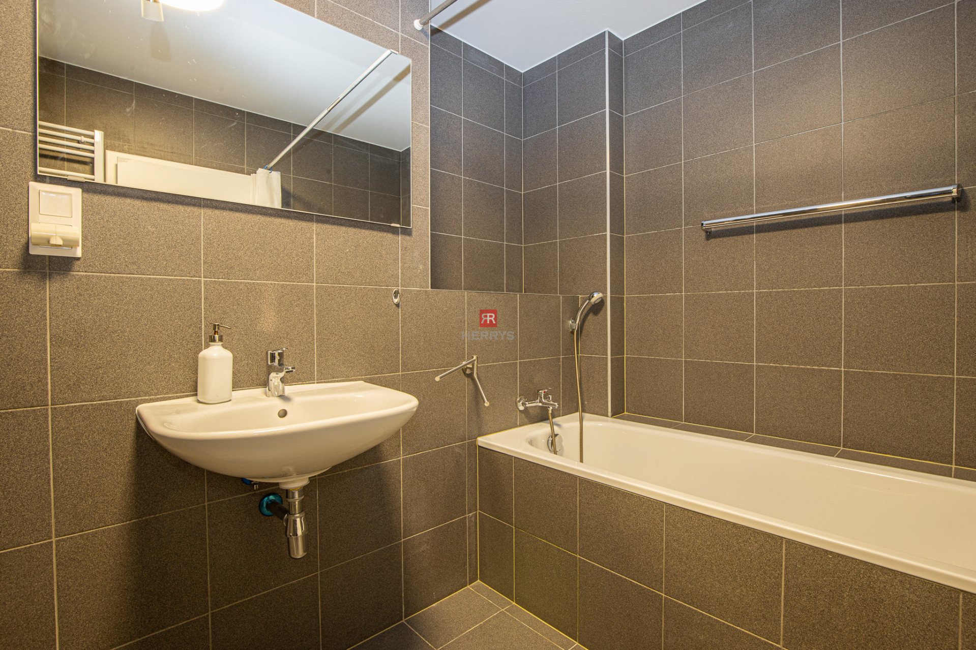 HERRYS - For rent spacious 2-room apartment in the Kesselbauer project with a view to the backyard