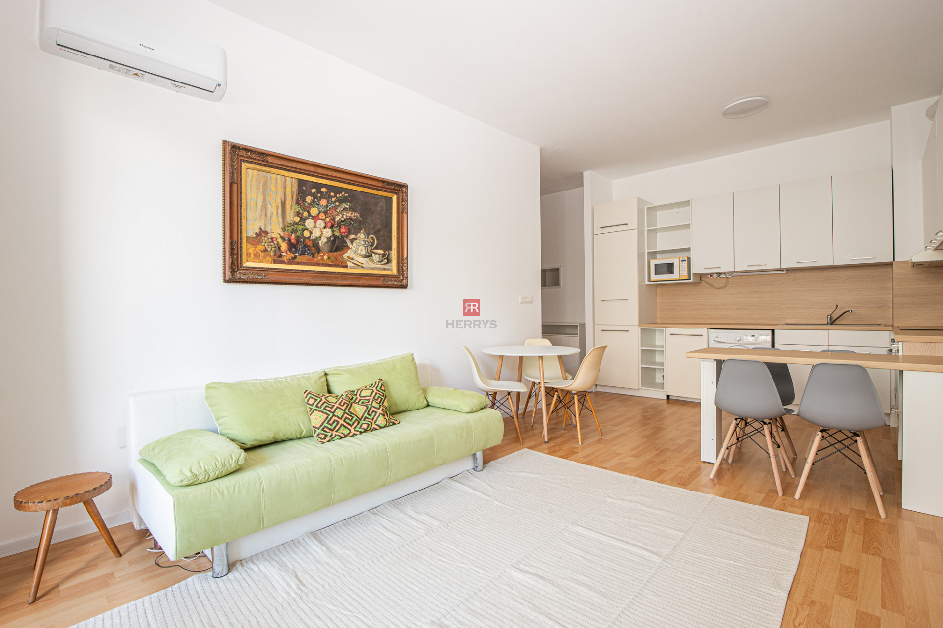 HERRYS - For rent spacious 2-room apartment in the Kesselbauer project with a view to the backyard