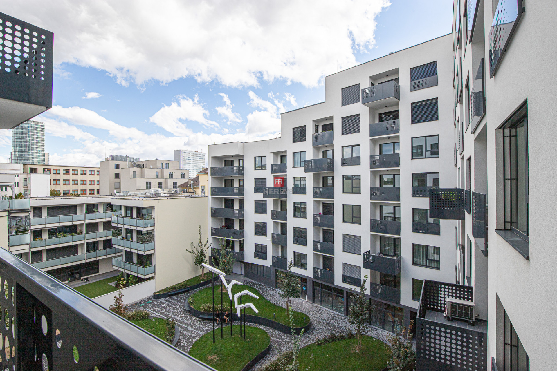 HERRYS - For rent spacious 2-room apartment in the Kesselbauer project with a view to the backyard