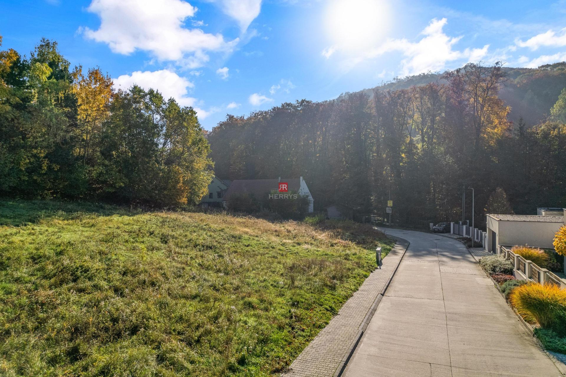 HERRYS - Na predaj lukratívny stavebný pozemok 1.311 m2 so sieťami, Pánsky les - Marianka&nbsp;