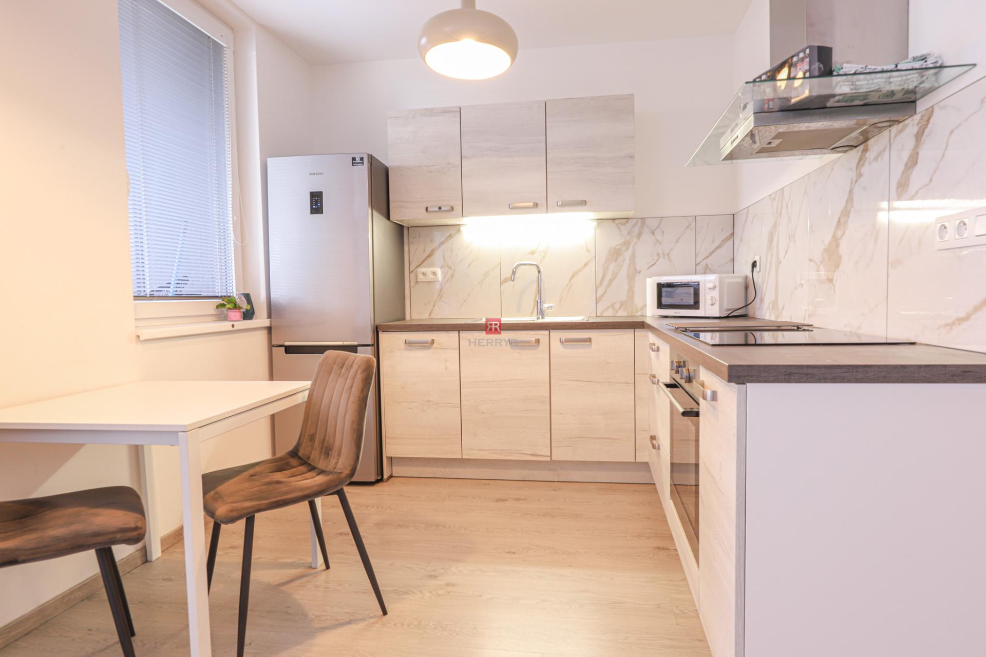 Realitná kancelária HERRYS ponúka na prenájom 2-izbový byt&nbsp;s veľkou terasou na Seberíniho ulici