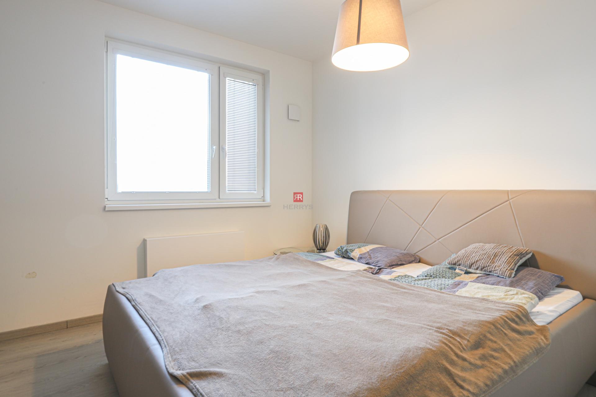 Realitná kancelária HERRYS ponúka na prenájom 2-izbový byt&nbsp;s veľkou terasou na Seberíniho ulici