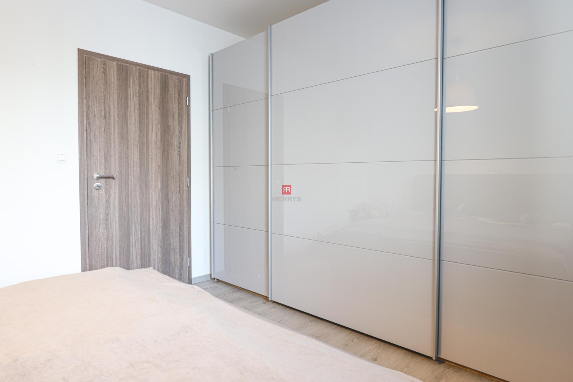 Realitná kancelária HERRYS ponúka na prenájom 2-izbový byt&nbsp;s veľkou terasou na Seberíniho ulici