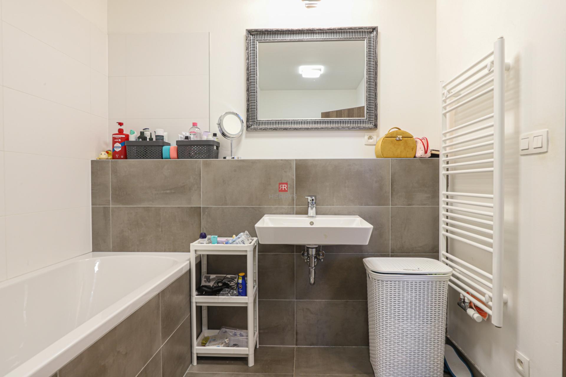 Realitná kancelária HERRYS ponúka na prenájom 2-izbový byt&nbsp;s veľkou terasou na Seberíniho ulici