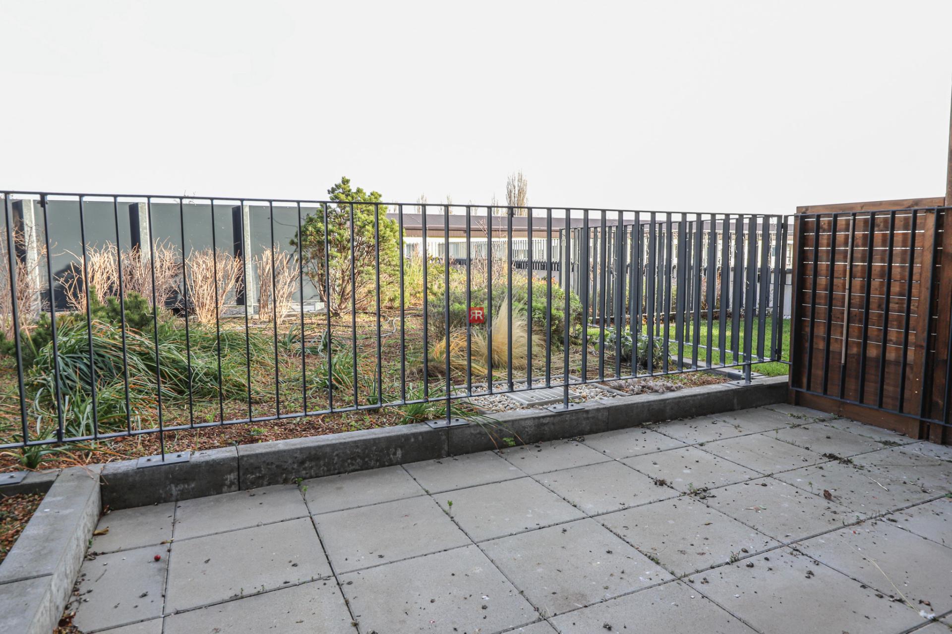 Realitná kancelária HERRYS ponúka na prenájom 2-izbový byt&nbsp;s veľkou terasou na Seberíniho ulici