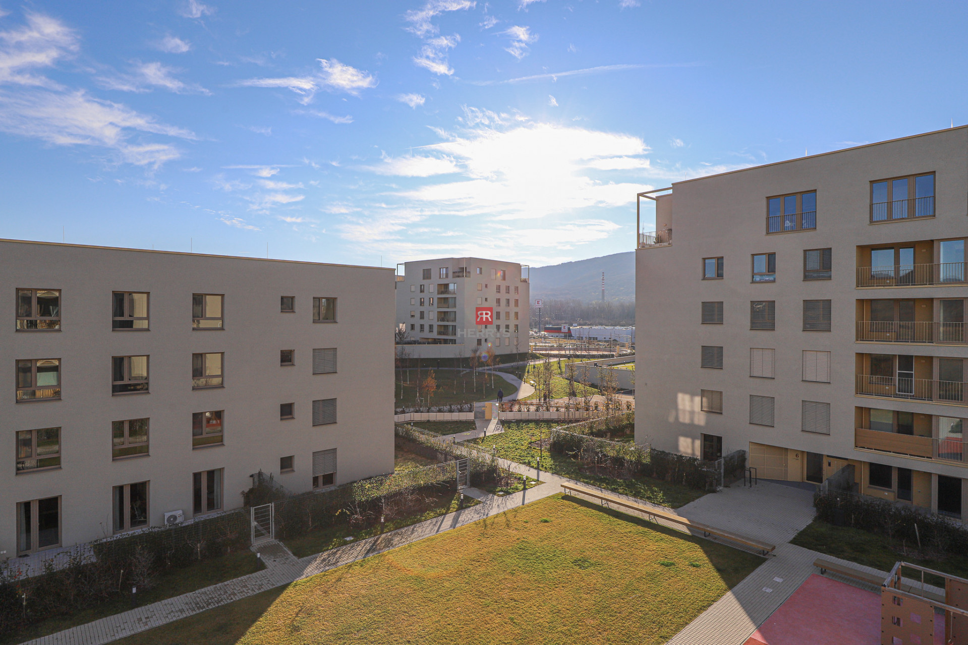 Realitná kancelária HERRYS ponúka na prenájom moderný 3-izbový v obľúbenej lokalite Bory