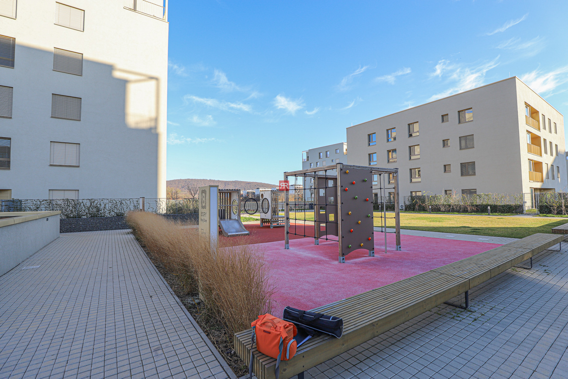 Realitná kancelária HERRYS ponúka na prenájom moderný 3-izbový v obľúbenej lokalite Bory