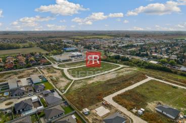 HERRYS - Na predaj pozemok v obci Hviezdoslavov so stavebným povolením na výstavbu rodinného domu