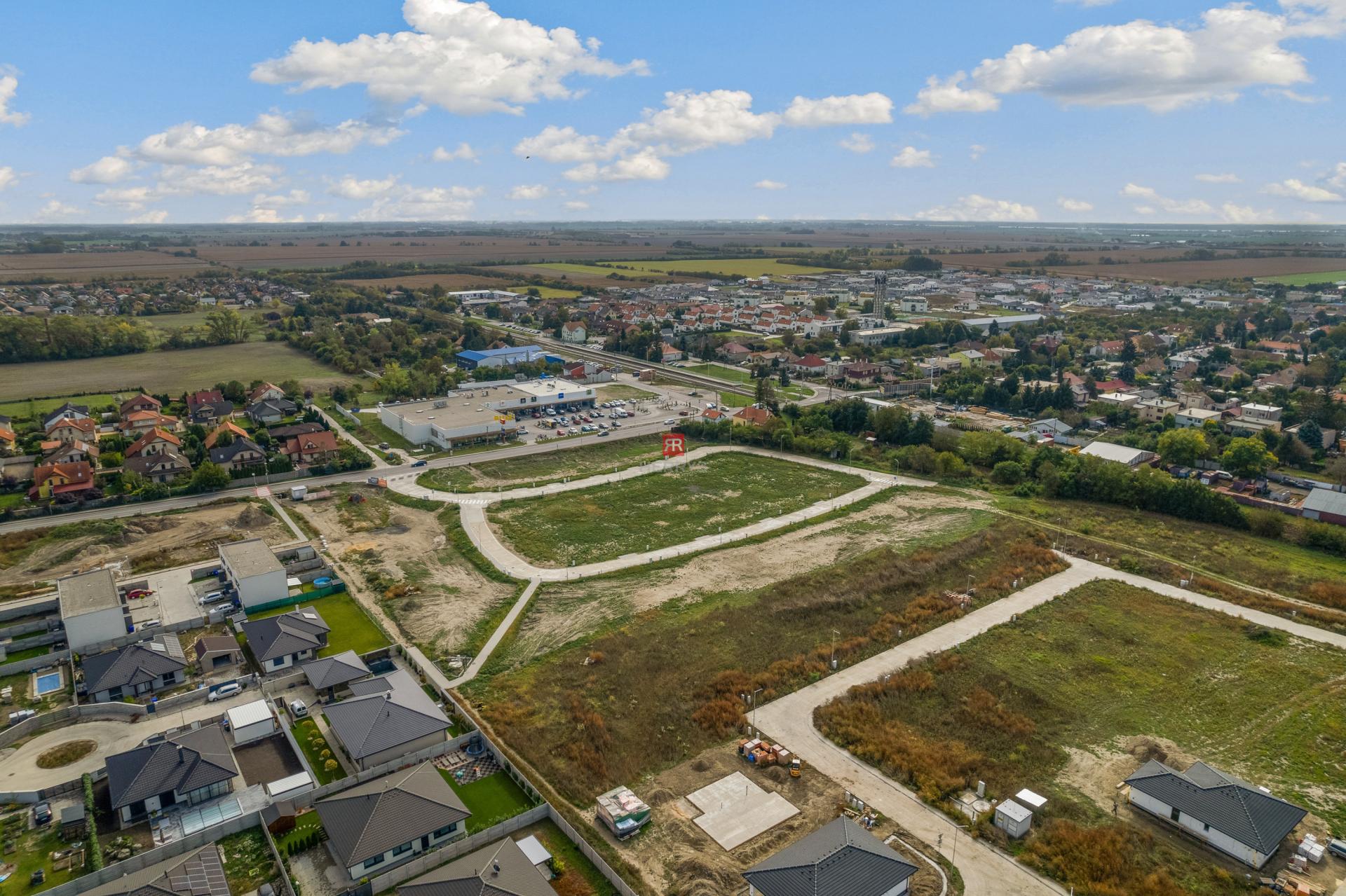 HERRYS - Na predaj pozemok v obci Hviezdoslavov so stavebným povolením na výstavbu rodinného domu