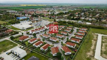HERRYS - Na predaj pozemok v obci Hviezdoslavov so stavebným povolením na výstavbu rodinného domu
