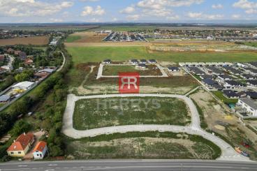 HERRYS - Na predaj pozemok v obci Hviezdoslavov so stavebným povolením na výstavbu rodinného domu