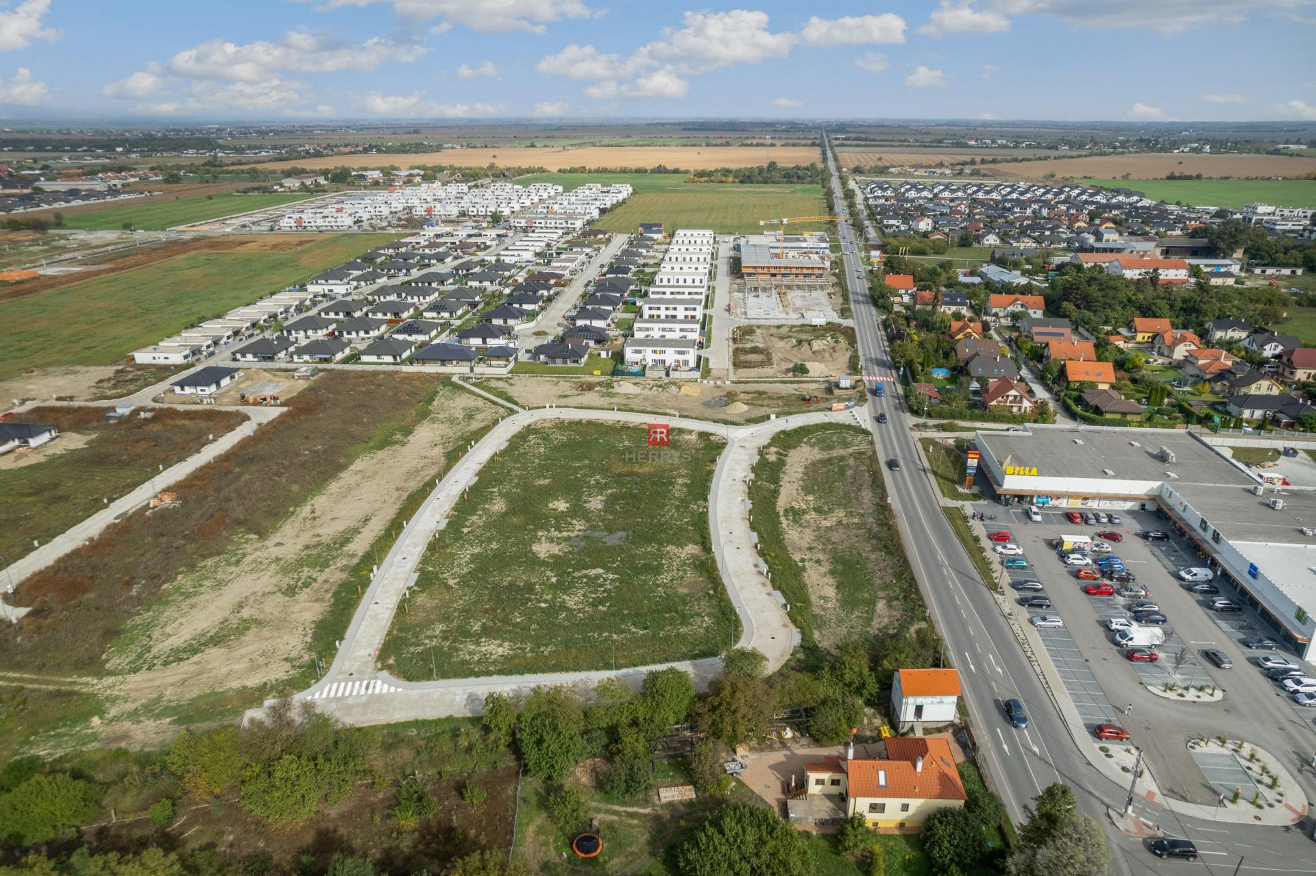 HERRYS - Na predaj pozemok v obci Hviezdoslavov so stavebným povolením na výstavbu rodinného domu
