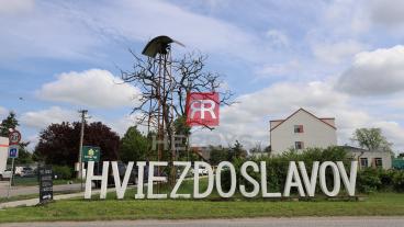 HERRYS - Na predaj pozemok v obci Hviezdoslavov so stavebným povolením na výstavbu rodinného domu
