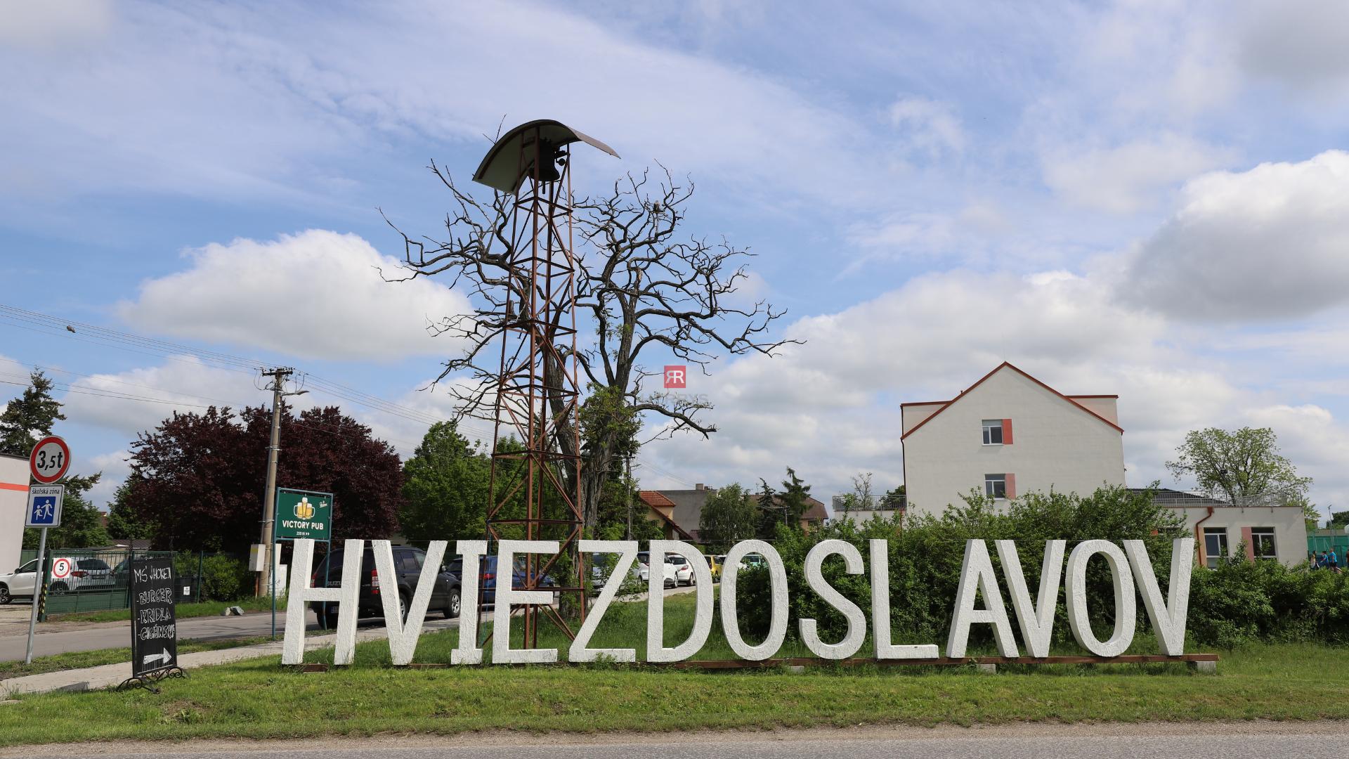 HERRYS - Na predaj pozemok v obci Hviezdoslavov so stavebným povolením na výstavbu rodinného domu