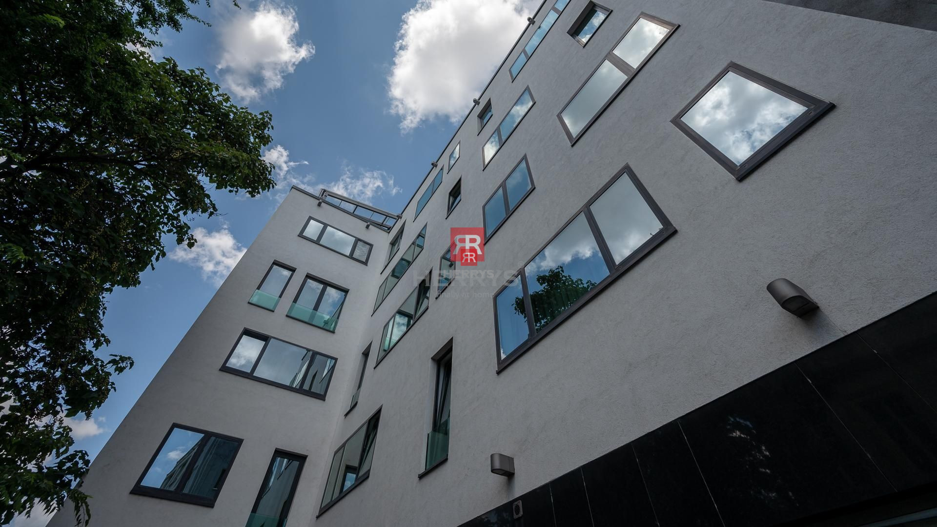 HERRYS - Na prenájom priestranný 1,5 izbový byt pri Prezidentskom paláci s garážovým státím