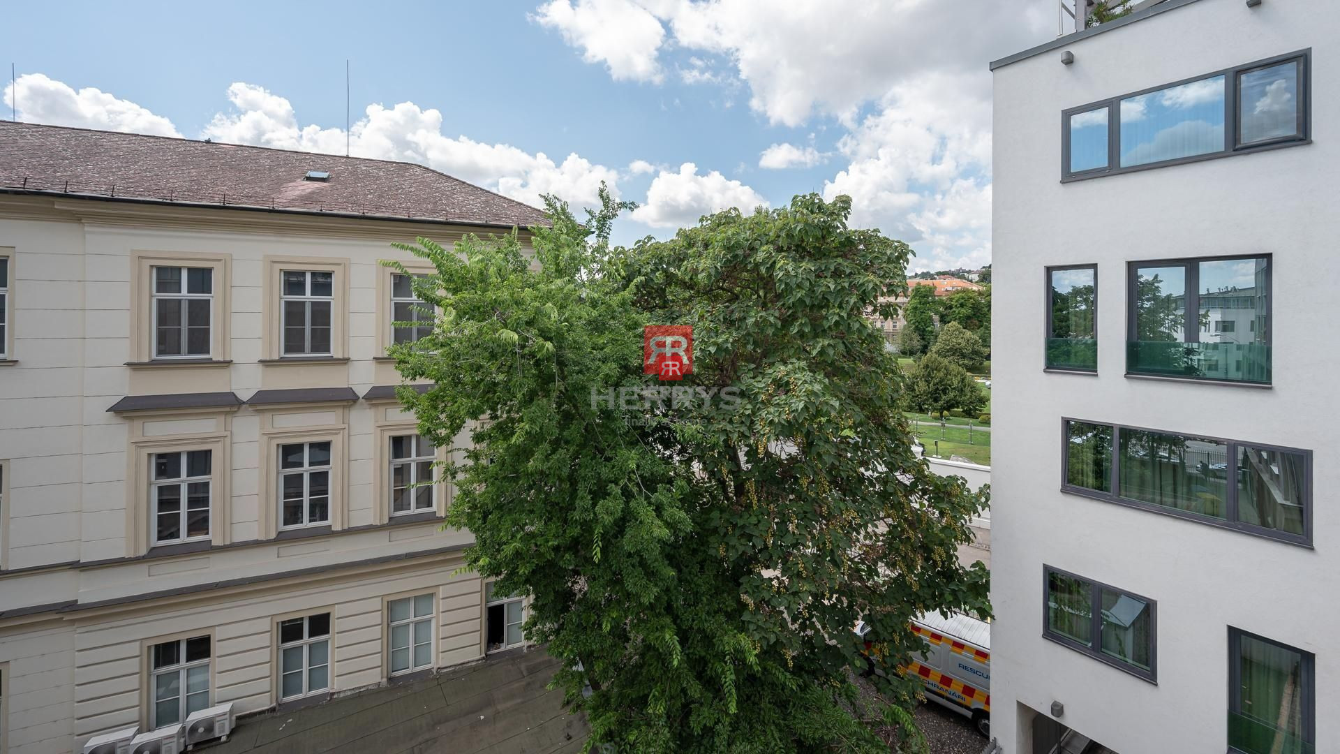 HERRYS - Na prenájom priestranný 1,5 izbový byt pri Prezidentskom paláci s garážovým státím