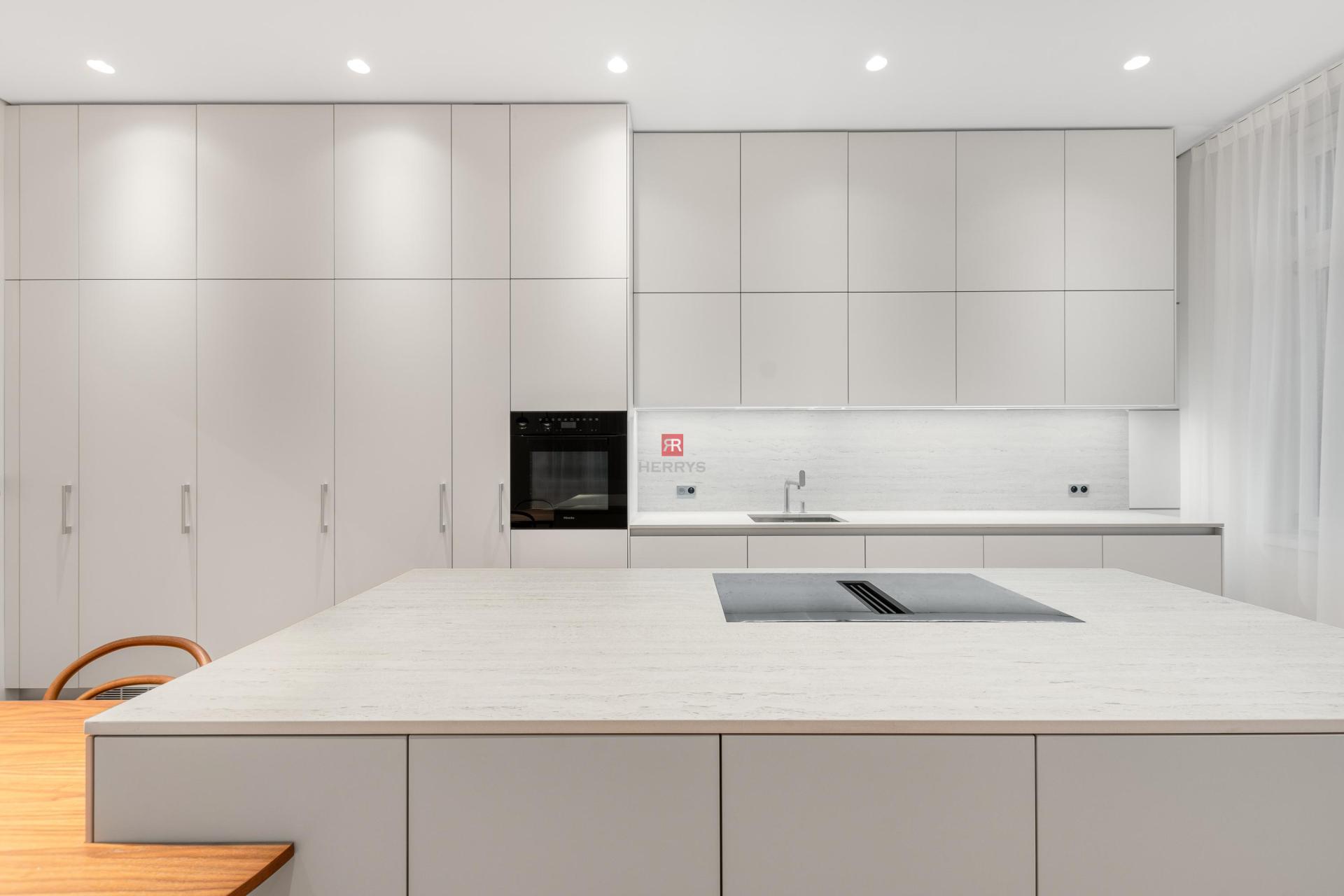 HERRYS - Na prenájom výnimočný 5-izbový apartmán v najžiadanejšej lokalite Starého Mesta