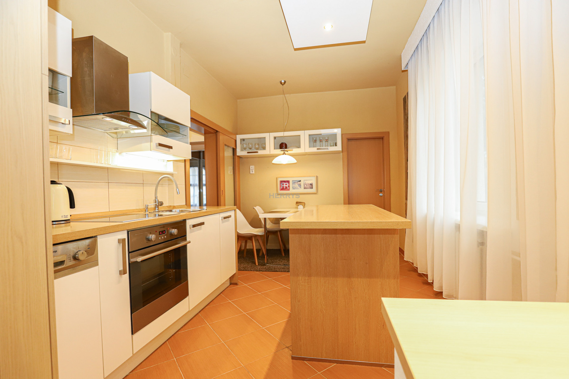 HERRYS - Na prenájom 3-izbový nadštandardný mezonetový byt v rodinnom dome v blízkosti hradu