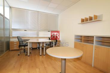 HERRYS - Na prenájom 80 m2 kancelária na začiatku Petržalky s 2 parkovacími státiami