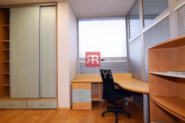 HERRYS - Na prenájom 80 m2 kancelária na začiatku Petržalky s 2 parkovacími státiami