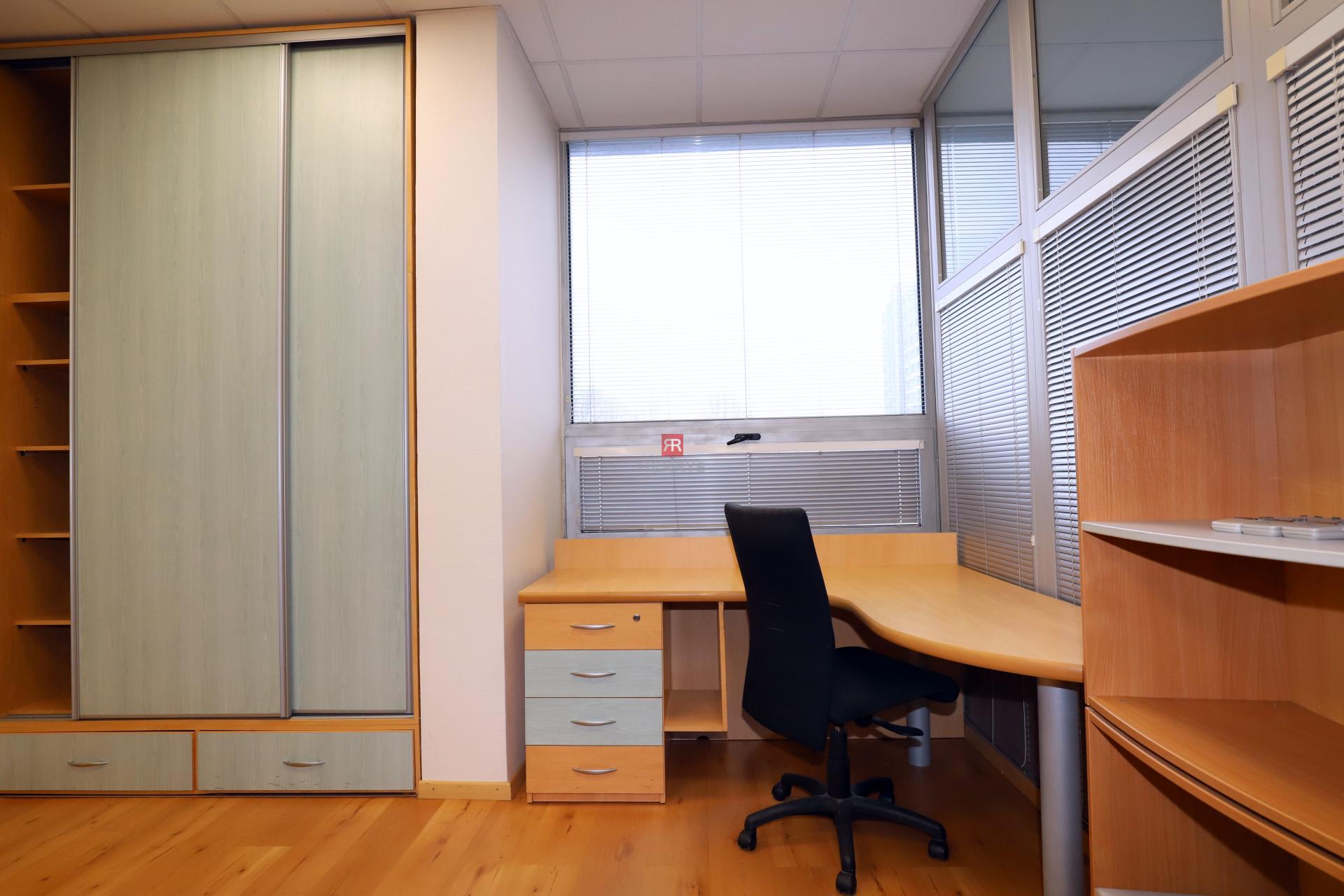 HERRYS - Na prenájom 80 m2 kancelária na začiatku Petržalky so 2 parkovacími státiami