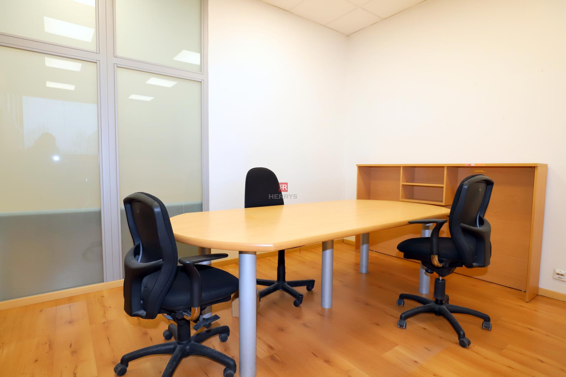 HERRYS - Na prenájom 80 m2 kancelária na začiatku Petržalky so 2 parkovacími státiami