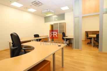 HERRYS - Na prenájom 80 m2 kancelária na začiatku Petržalky s 2 parkovacími státiami