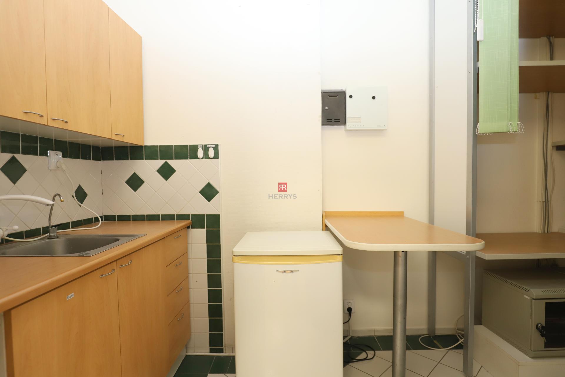 HERRYS - Na prenájom 80 m2 kancelária na začiatku Petržalky so 2 parkovacími státiami