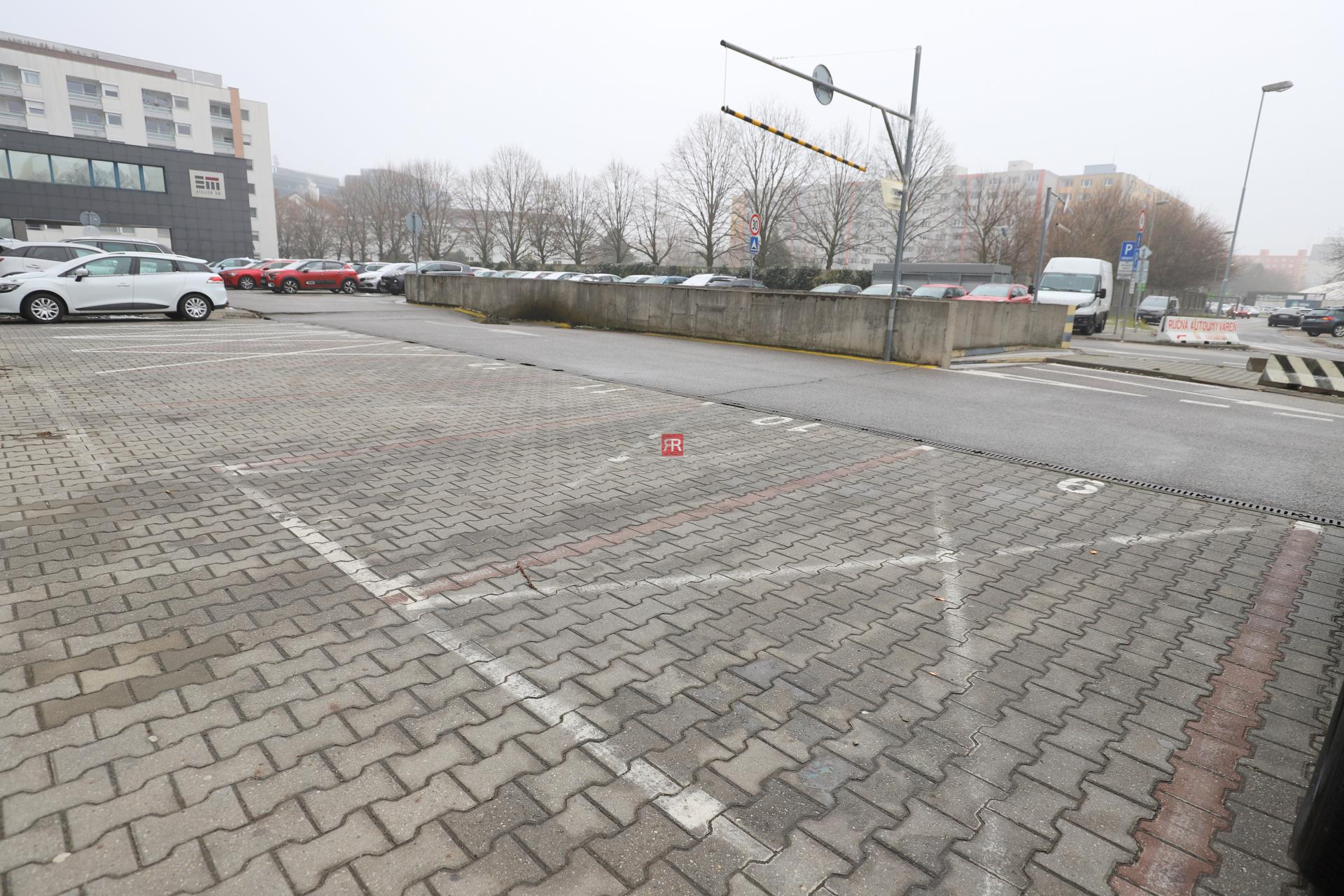 HERRYS - Na prenájom 80 m2 kancelária na začiatku Petržalky so 2 parkovacími státiami