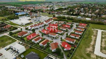 HERRYS - Na predaj pozemok v obci Hviezdoslavov so stavebným povolením na výstavbu rodinného domu
