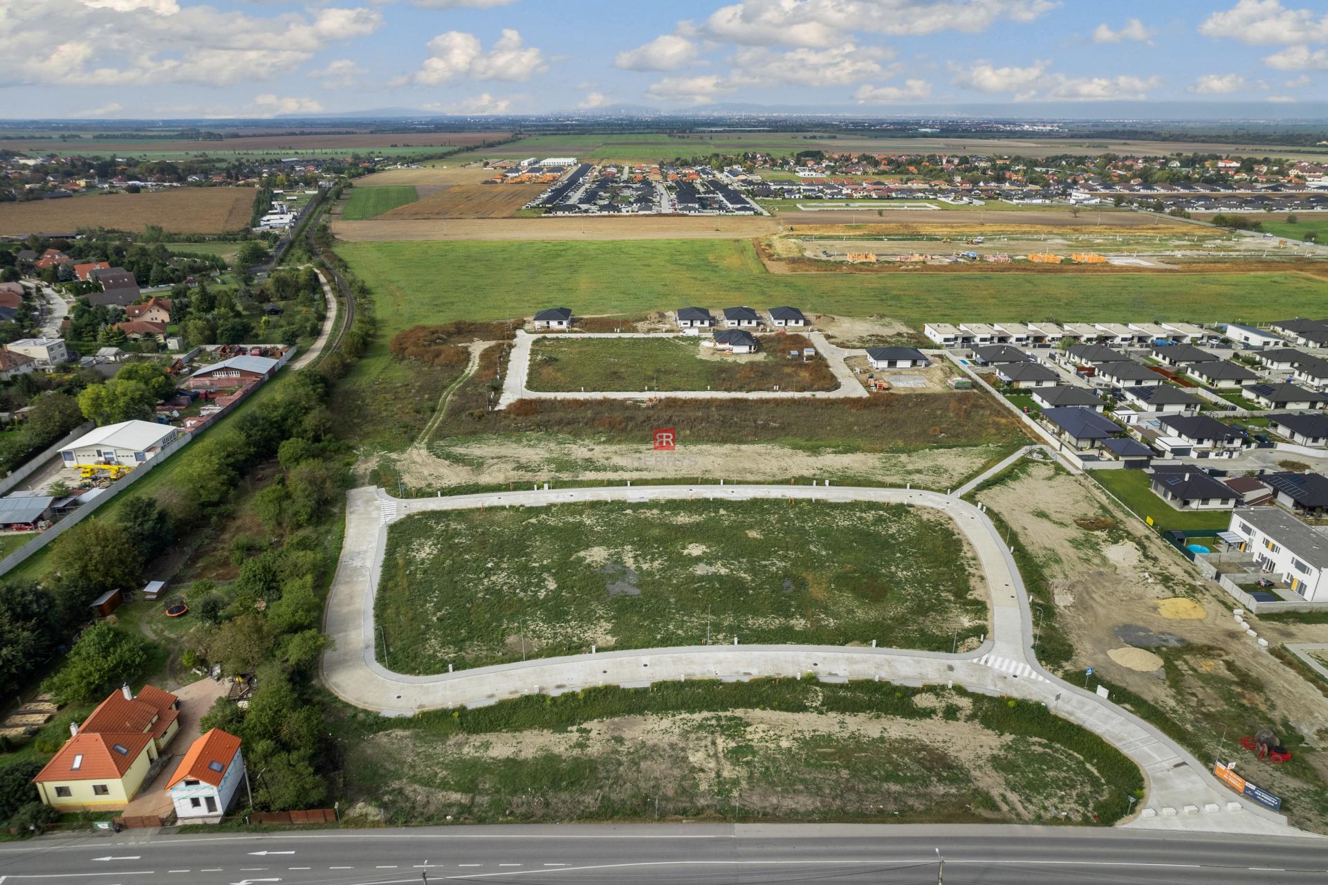 HERRYS - Na predaj investičná príležitosť: Pozemok v obci Hviezdoslavov na výstavbu radových domov