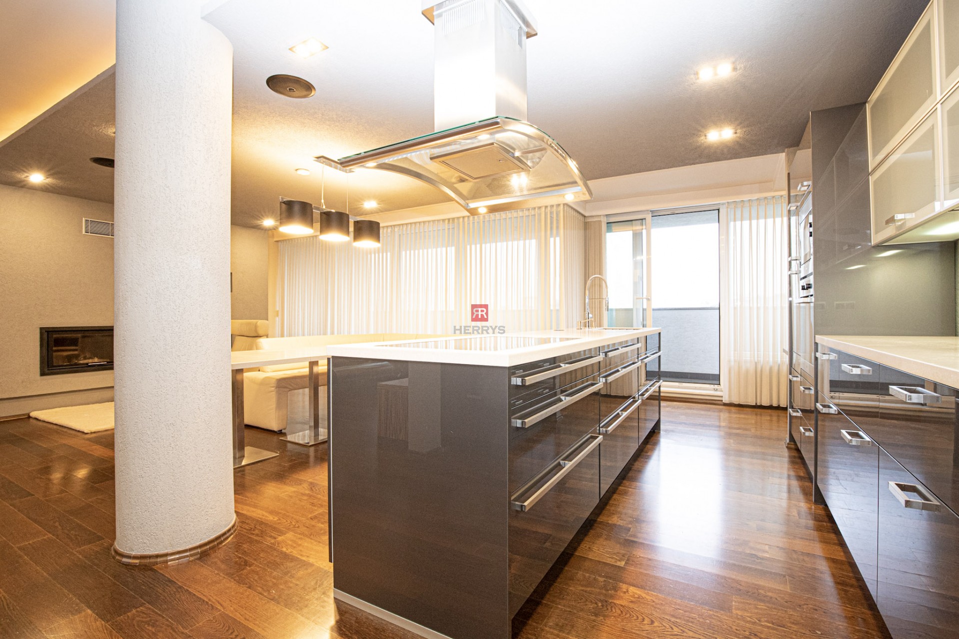 HERRYS - Na prenájom nadštandardný 6 izbový byt s krbom v blízkosti centra