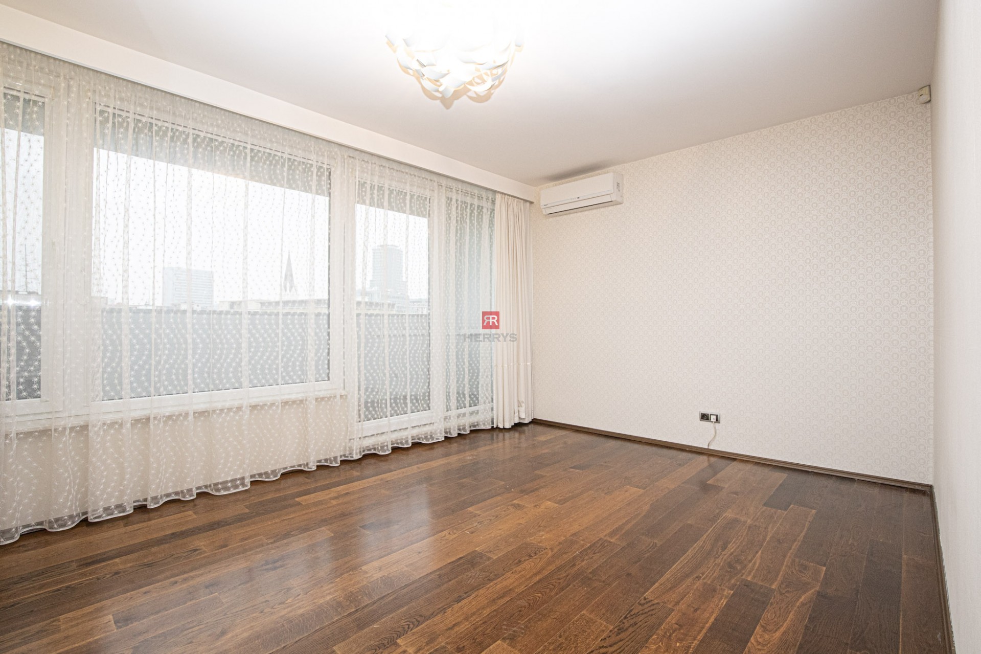 HERRYS - Na prenájom nadštandardný 6 izbový byt s krbom v blízkosti centra