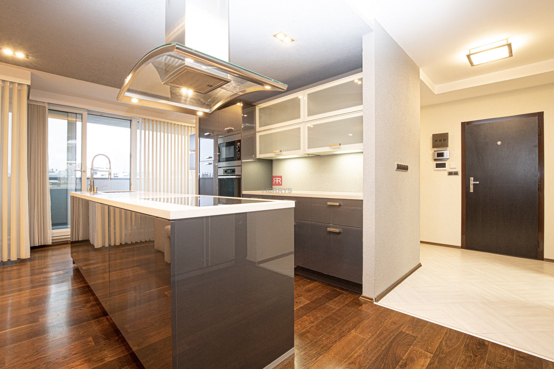 HERRYS - Na prenájom nadštandardný 6 izbový byt s krbom v blízkosti centra