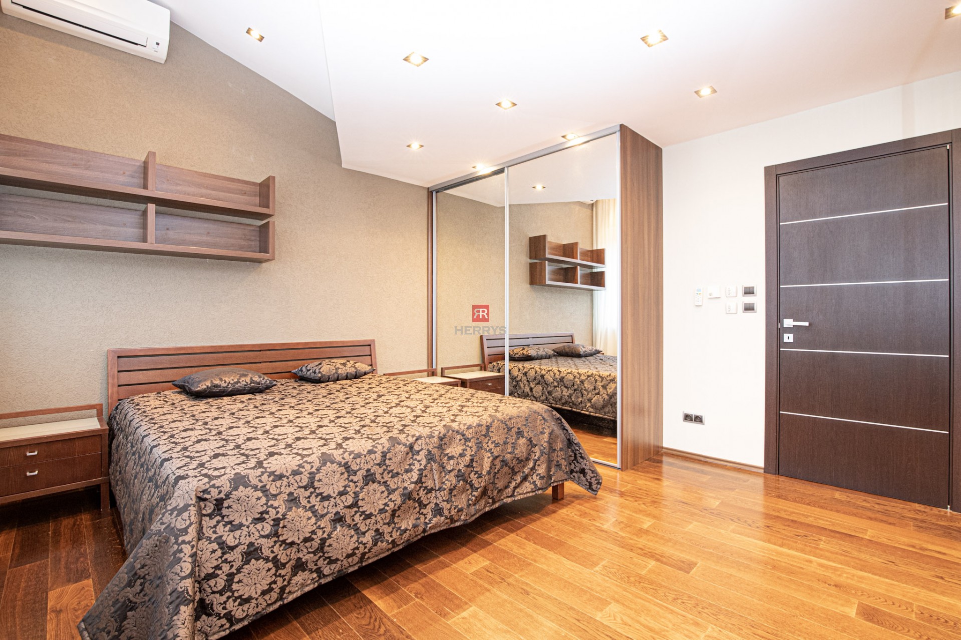 HERRYS - Na prenájom nadštandardný 6 izbový byt s krbom v blízkosti centra