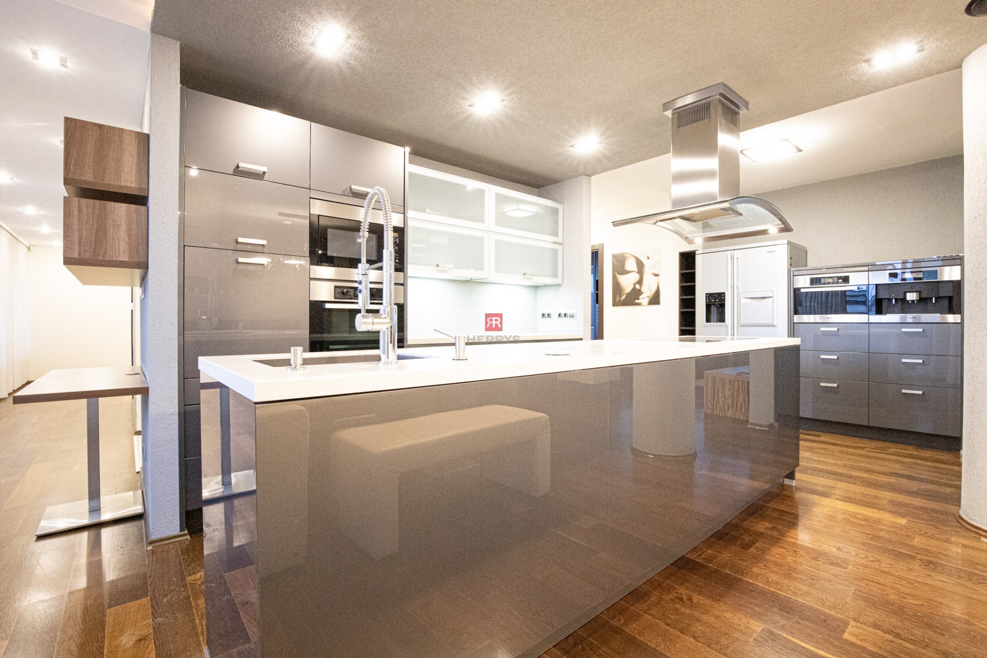 HERRYS - Na prenájom nadštandardný 6 izbový byt s krbom v blízkosti centra