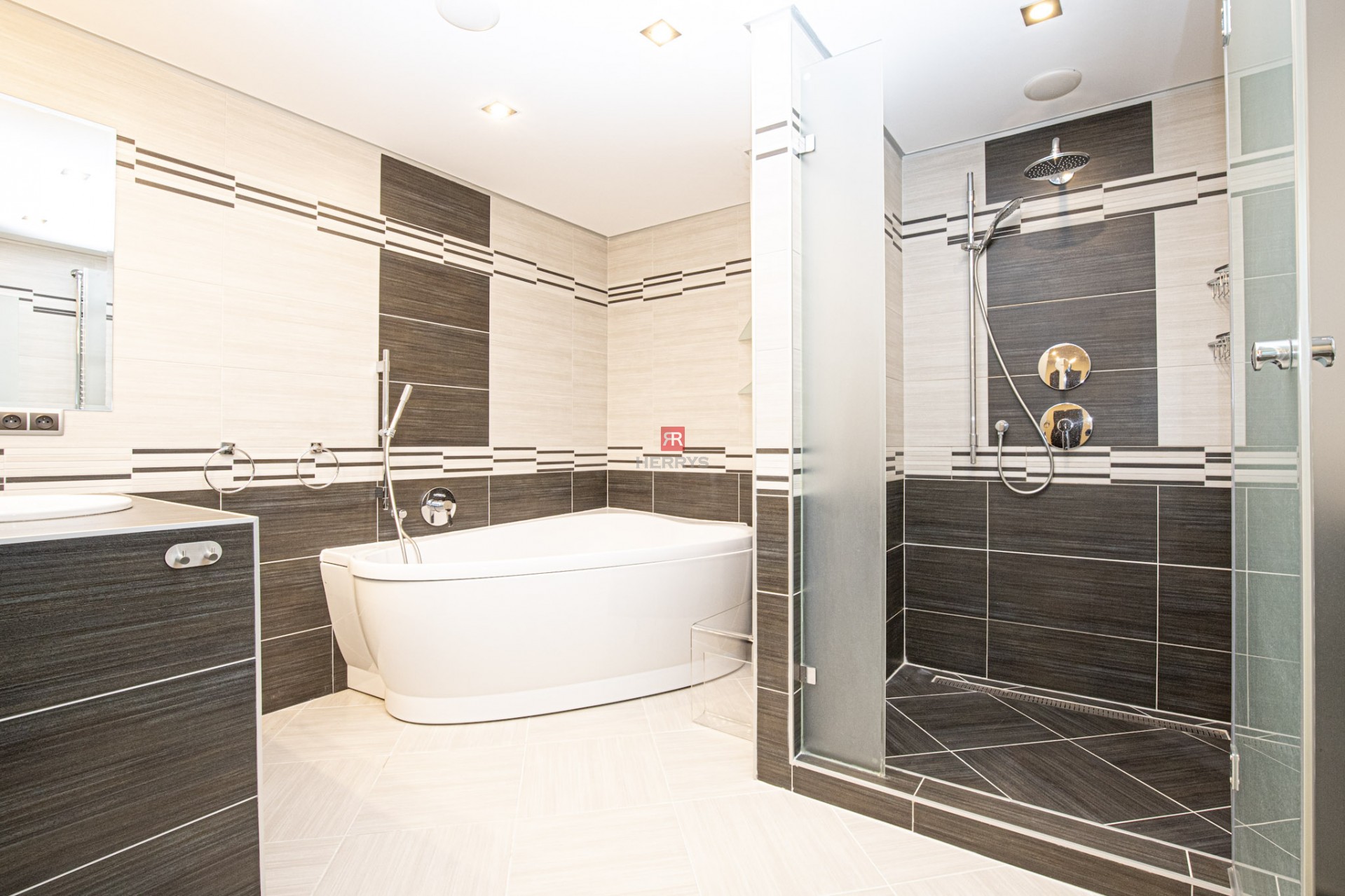 HERRYS - Na prenájom nadštandardný 6 izbový byt s krbom v blízkosti centra