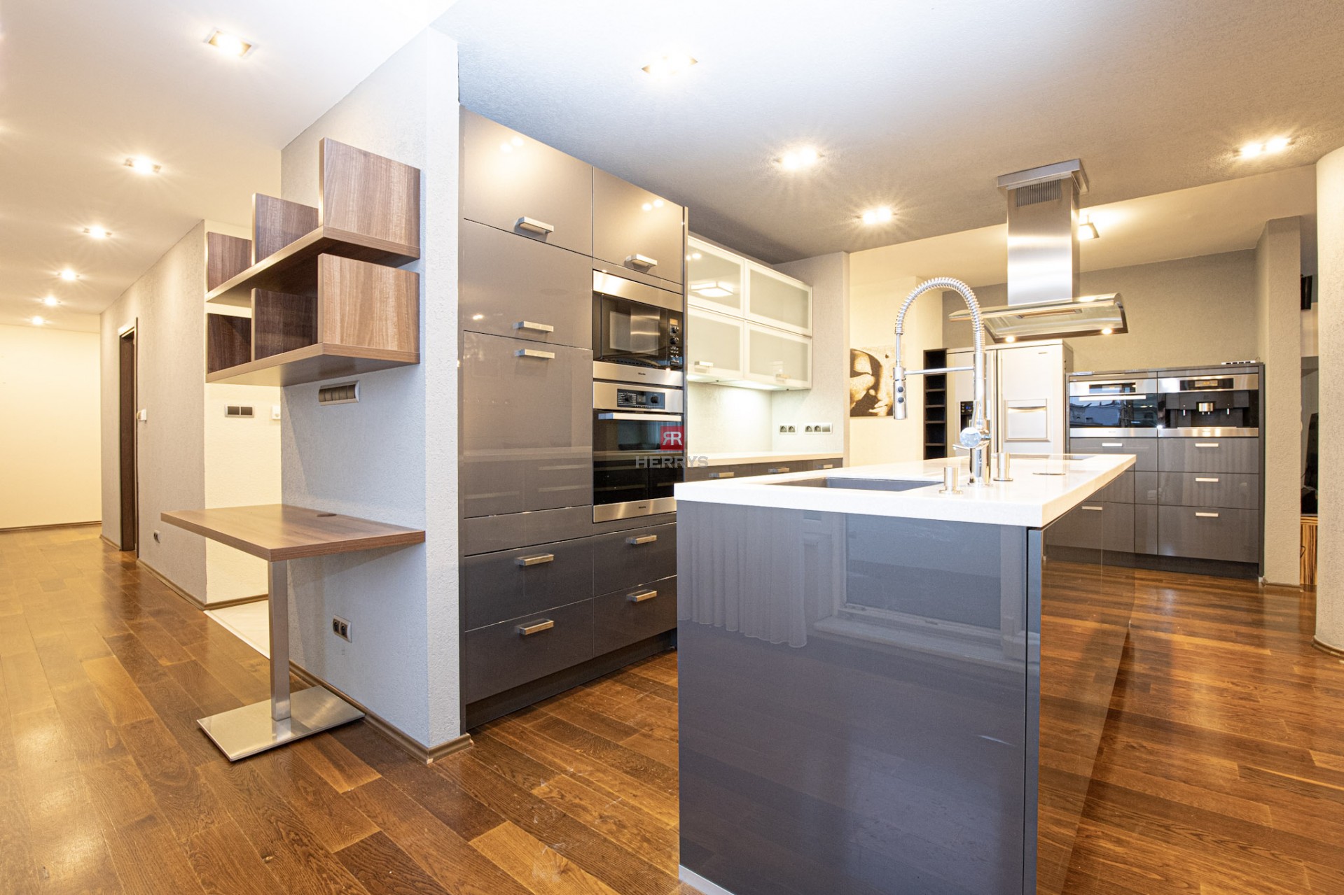 HERRYS - Na prenájom nadštandardný 6 izbový byt s krbom v blízkosti centra