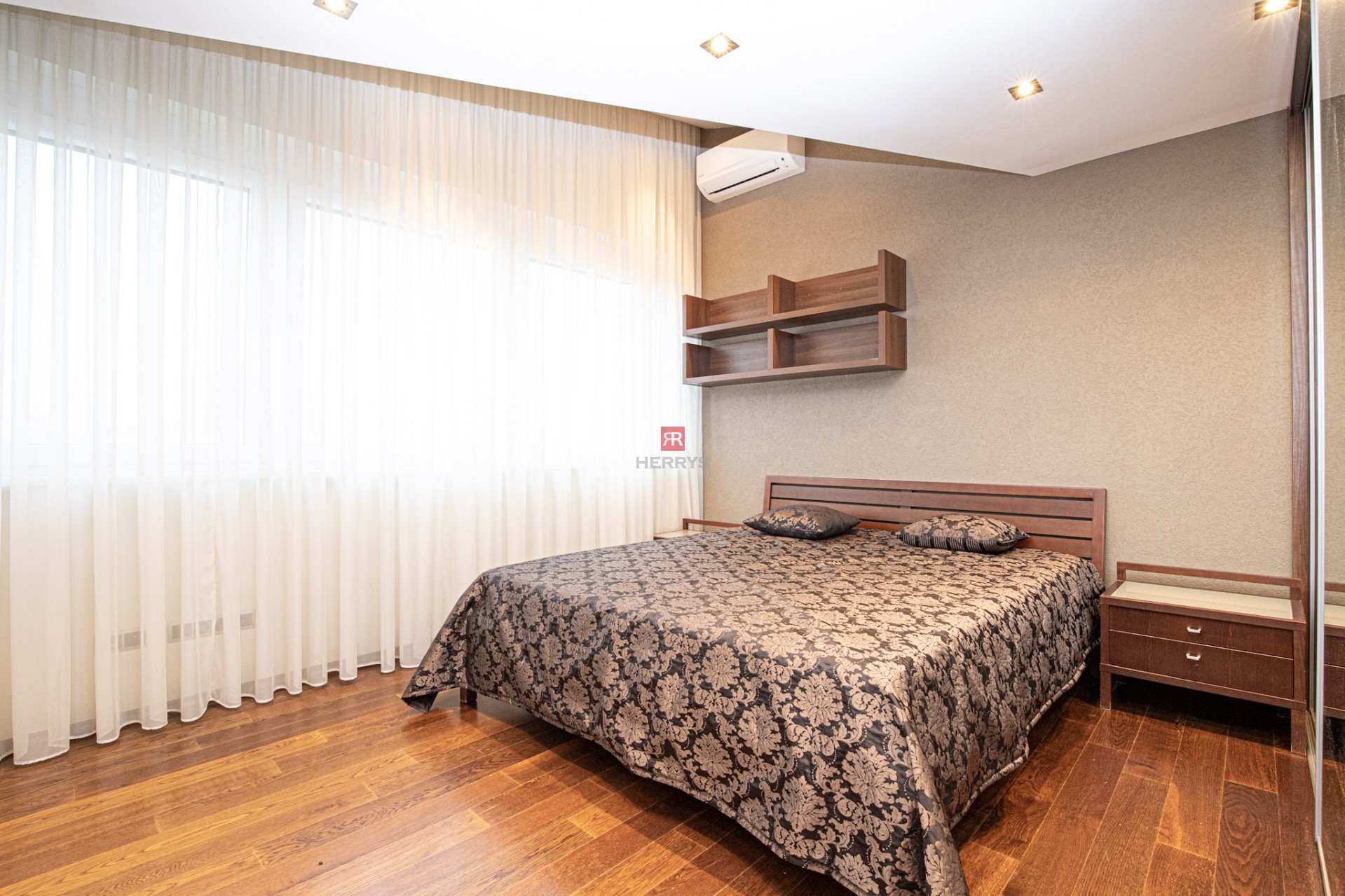 HERRYS - Na prenájom nadštandardný 6 izbový byt s krbom v blízkosti centra