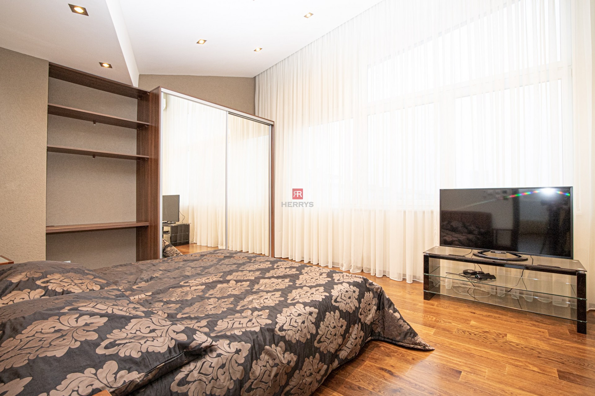 HERRYS - Na prenájom nadštandardný 6 izbový byt s krbom v blízkosti centra