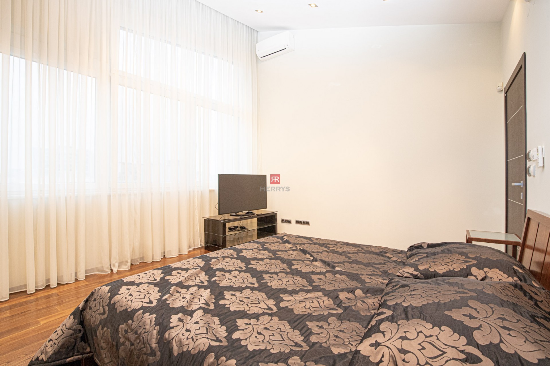 HERRYS - Na prenájom nadštandardný 6 izbový byt s krbom v blízkosti centra