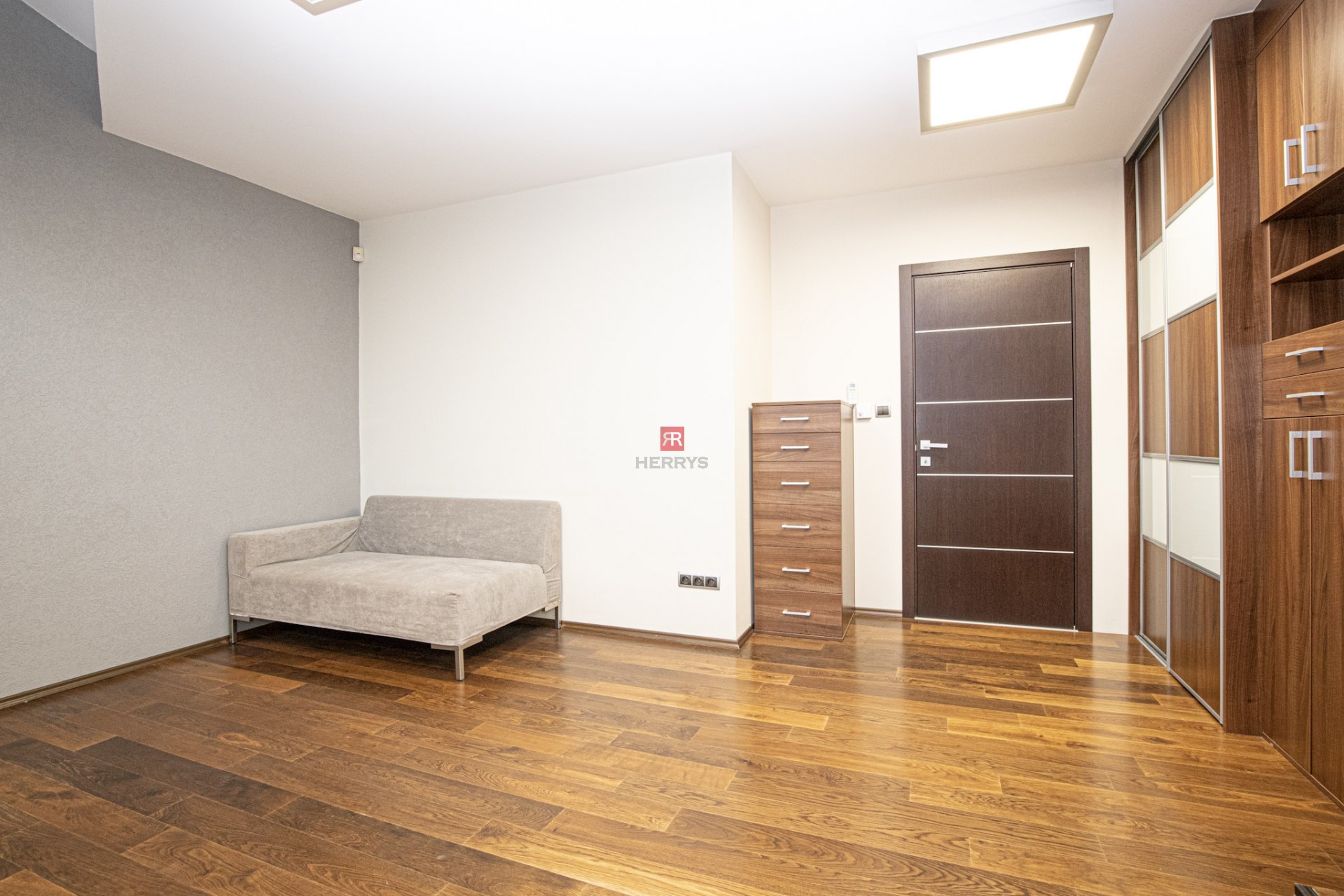 HERRYS - Na prenájom nadštandardný 6 izbový byt s krbom v blízkosti centra