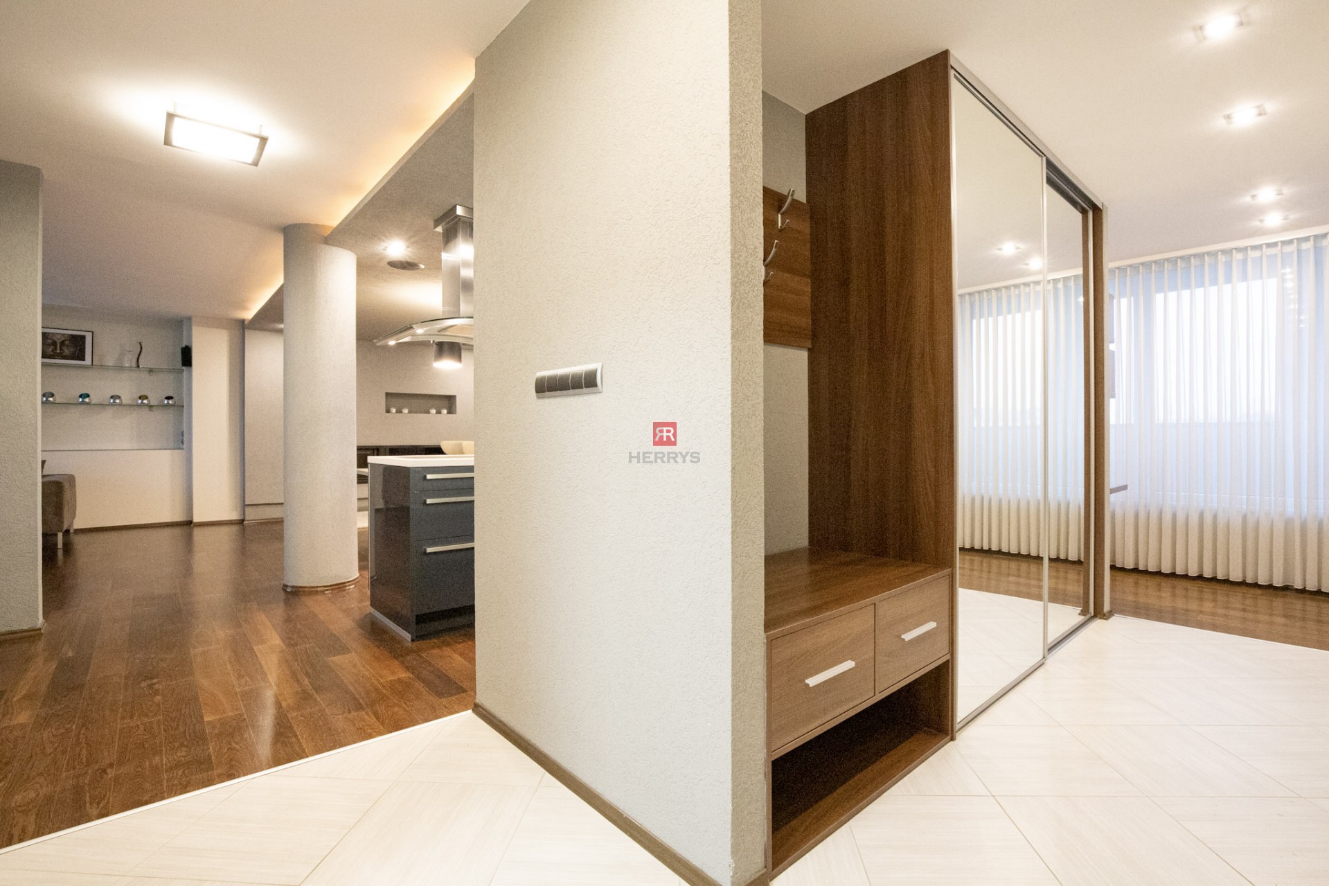 HERRYS - Na prenájom nadštandardný 6 izbový byt s krbom v blízkosti centra