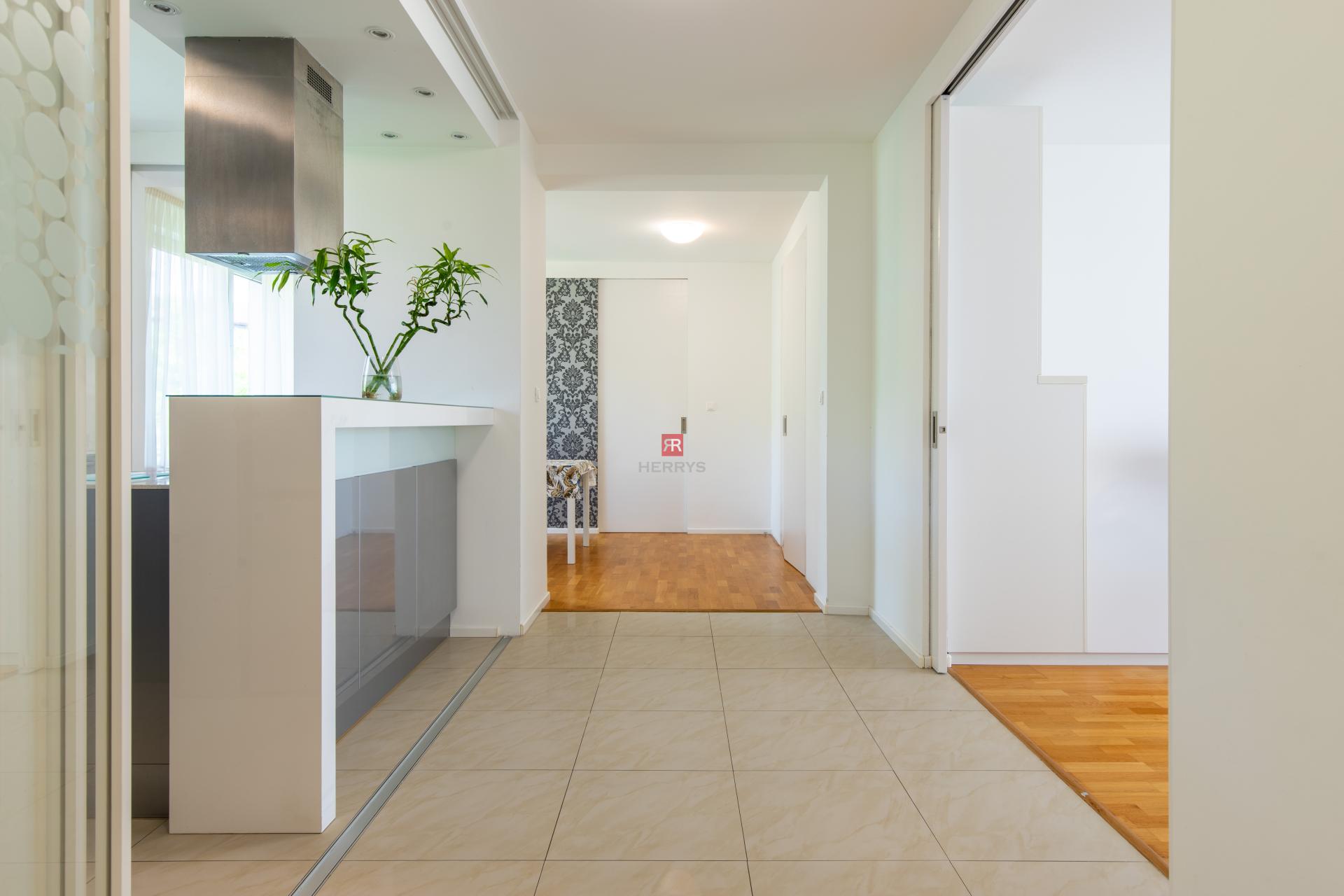 HERRYS - For sale exclusive 4-room apartment in close proximity to the forest in Koliba