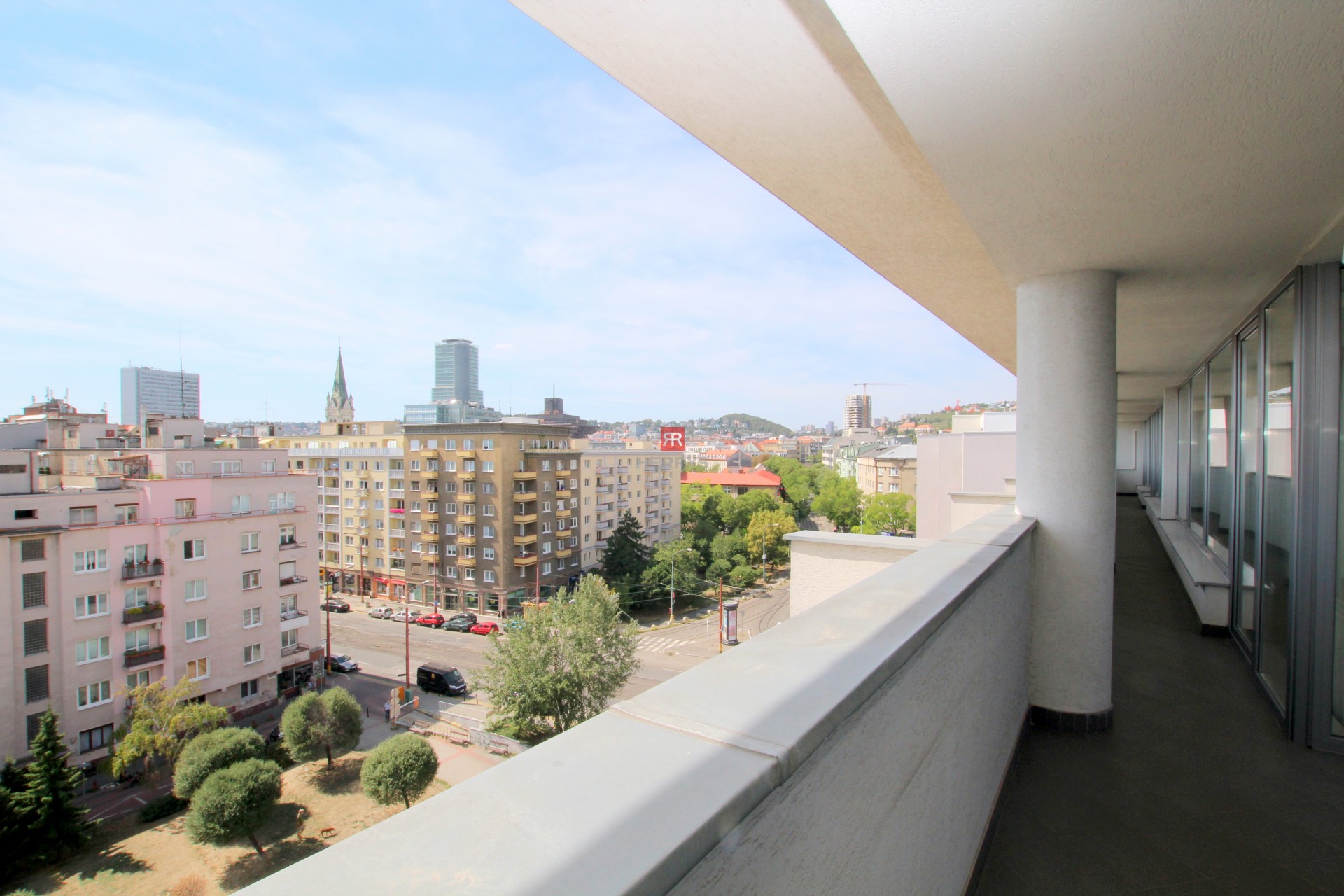 HERRYS - Na prenájom nadštandardný 6 izbový byt s krbom v blízkosti centra