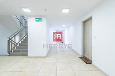 HERRYS - Na predaj kompletne zariadený 2-izbový byt s garážou v projekte Blumental
