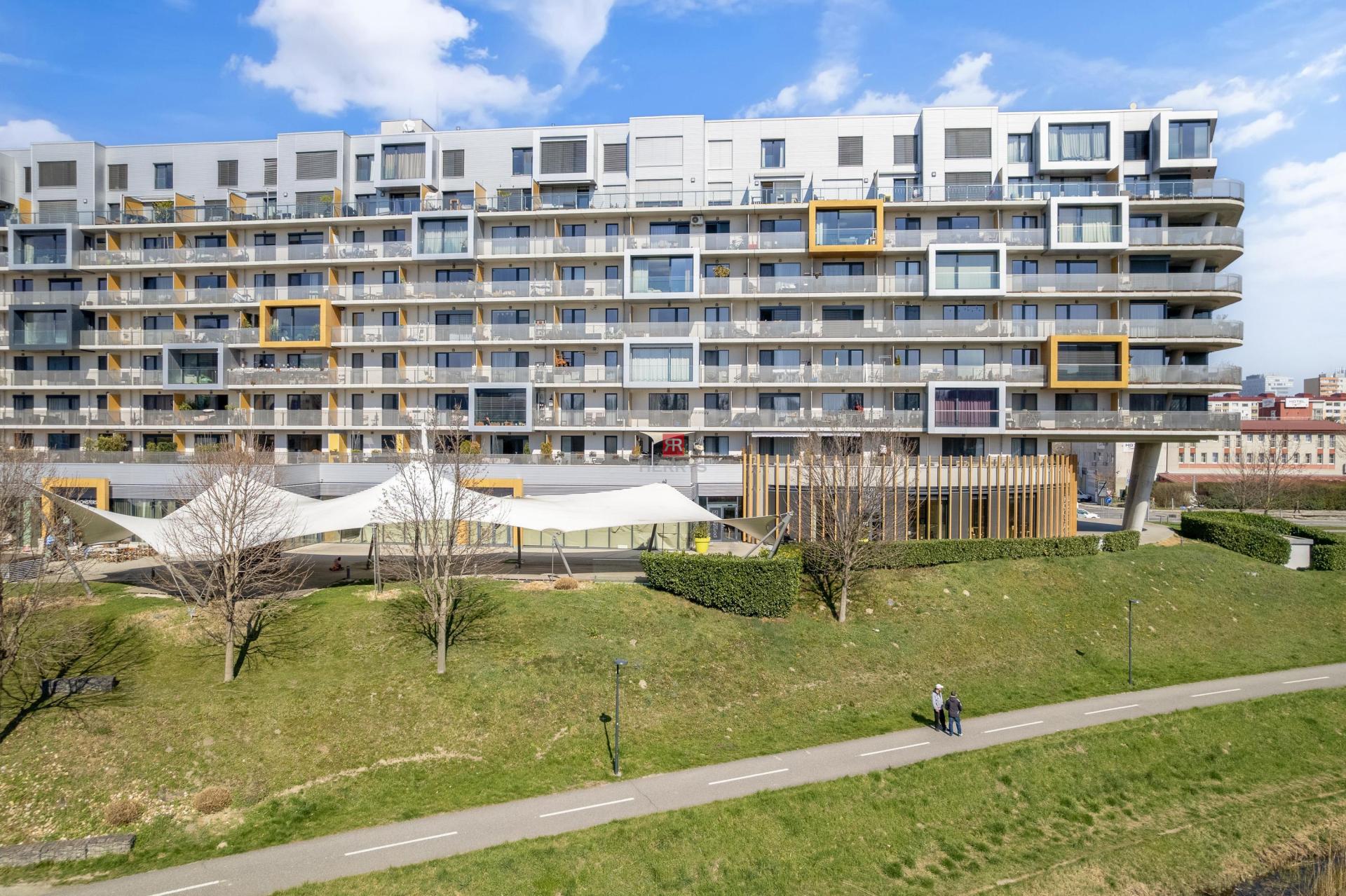 HERRYS - Na prenájom reštaurácia s veľkou terasou v atraktívnom projekte Petržalka City