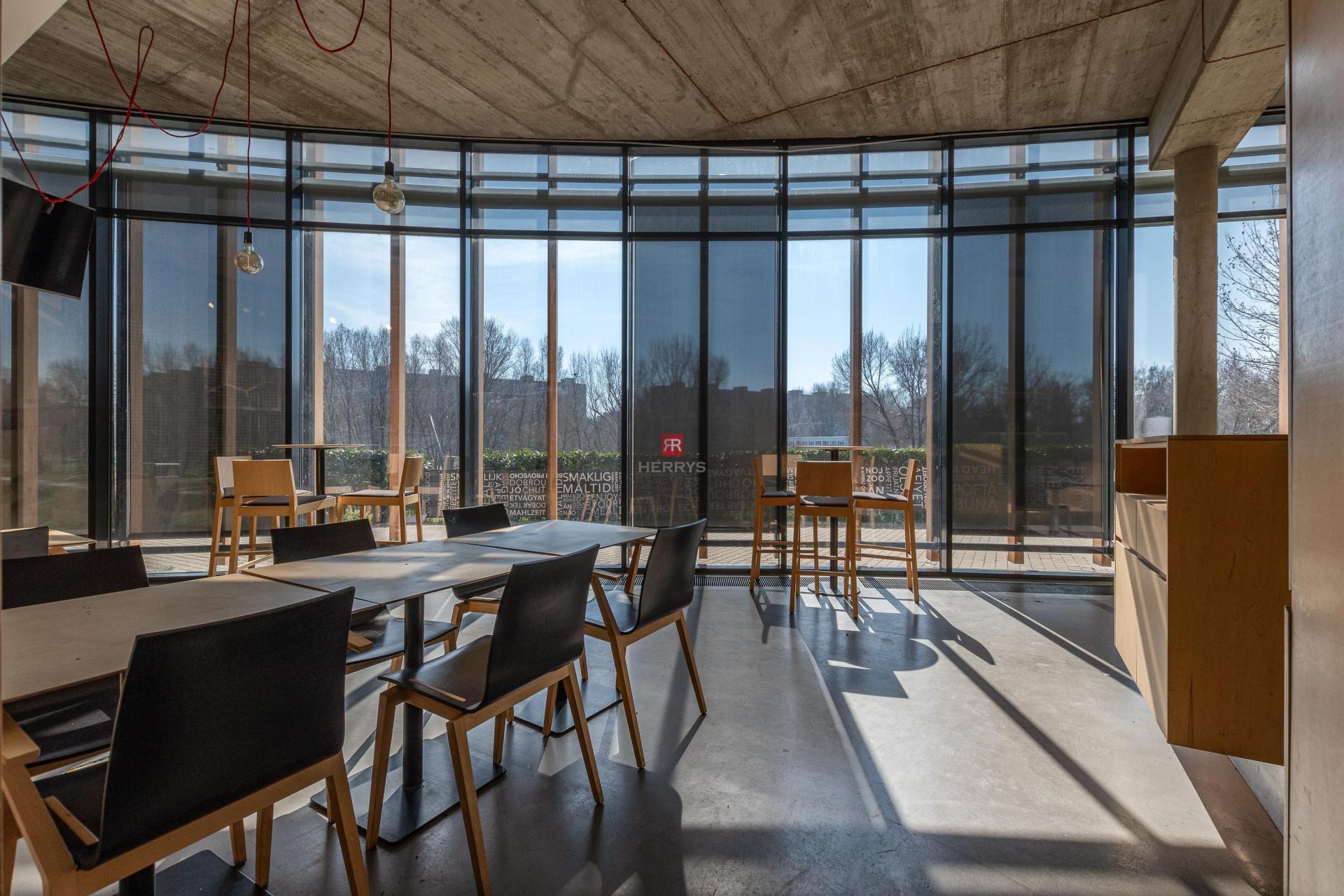 HERRYS - Na prenájom reštaurácia s veľkou terasou v atraktívnom projekte Petržalka City