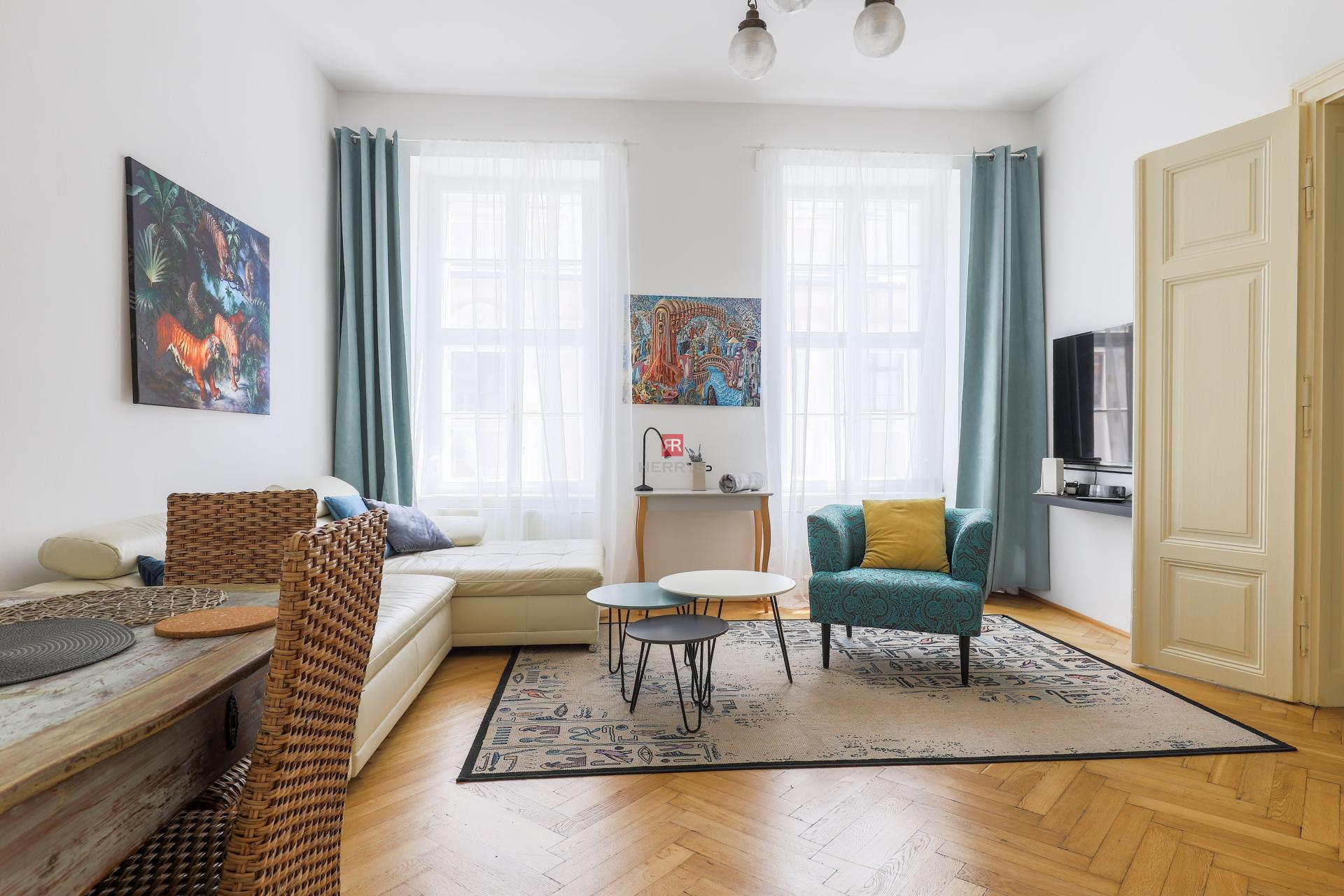 HERRYS - Rent a charming 2-bedroom apartment with high ceilings in the heart of the Old Town
